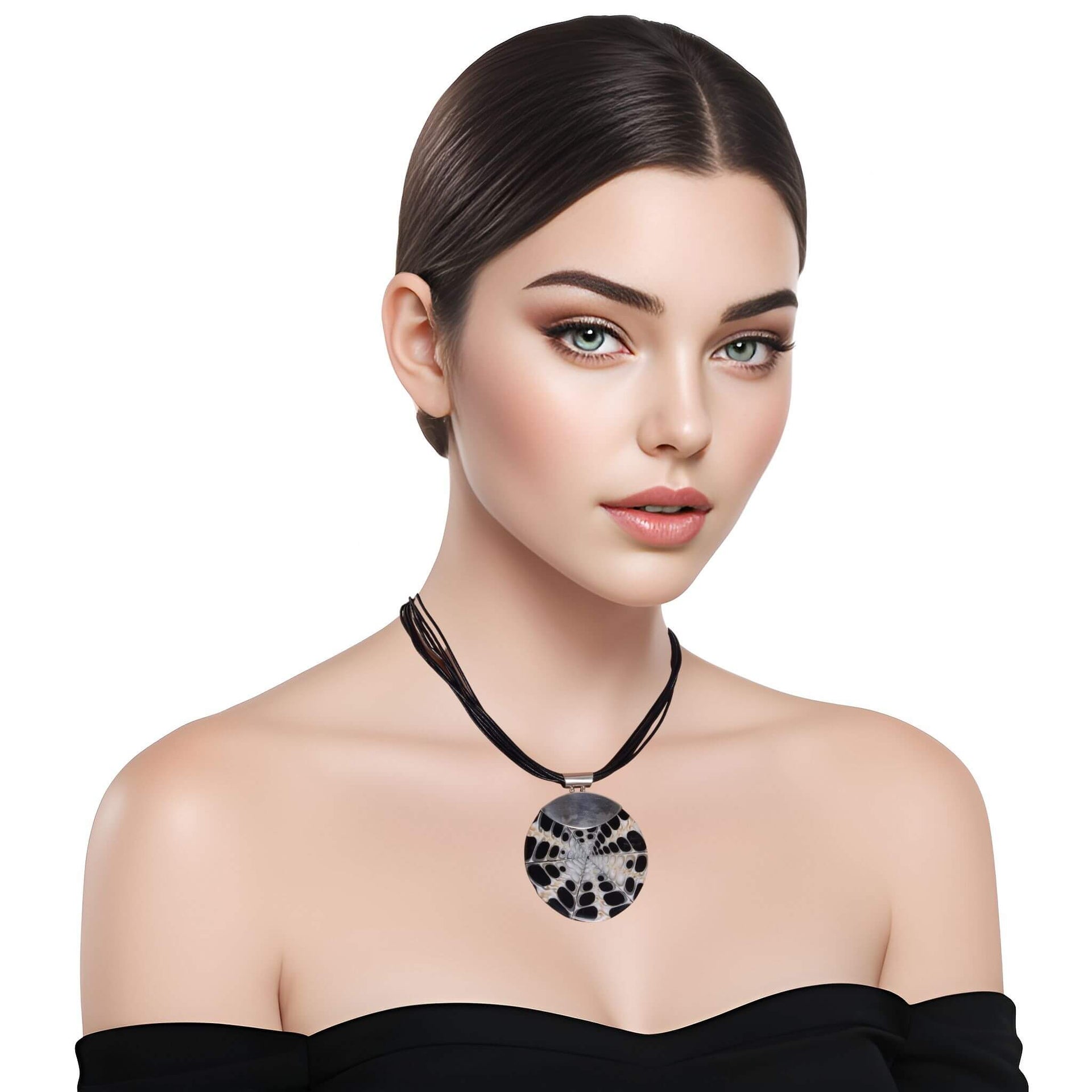 Collar de cuero negro y medallón de nácar y plata