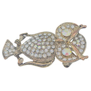 Broche buho colgante de metal dorado y brillantes de strass en color blanco. Trasera en color oro viejo con alfiler y seguro. Puede usarse también como colgante con una cadena ya que lleva una argolla en la parte superior. Mide 6 cm de largo x 3 cm de ancho.