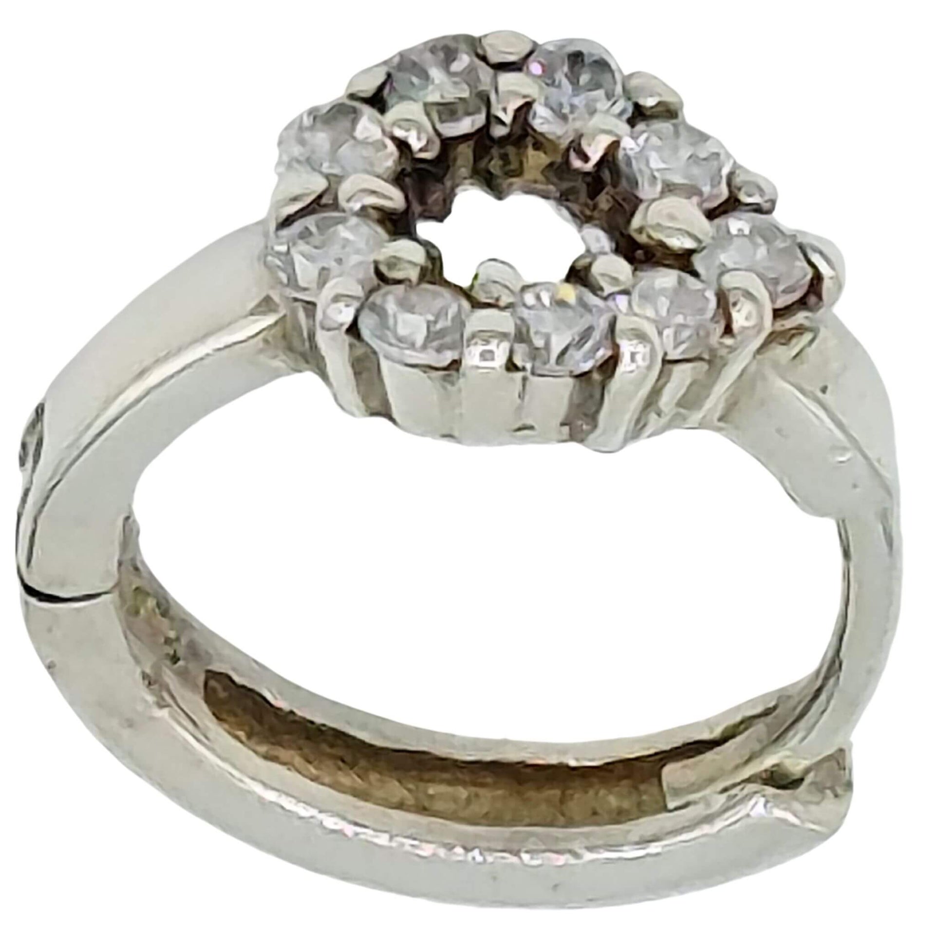 Charm aro en plata y circonitas en forma oval. Puede servir como pendiente único o charm colgante para una pulsera o collar. Cierre catalán a presión.