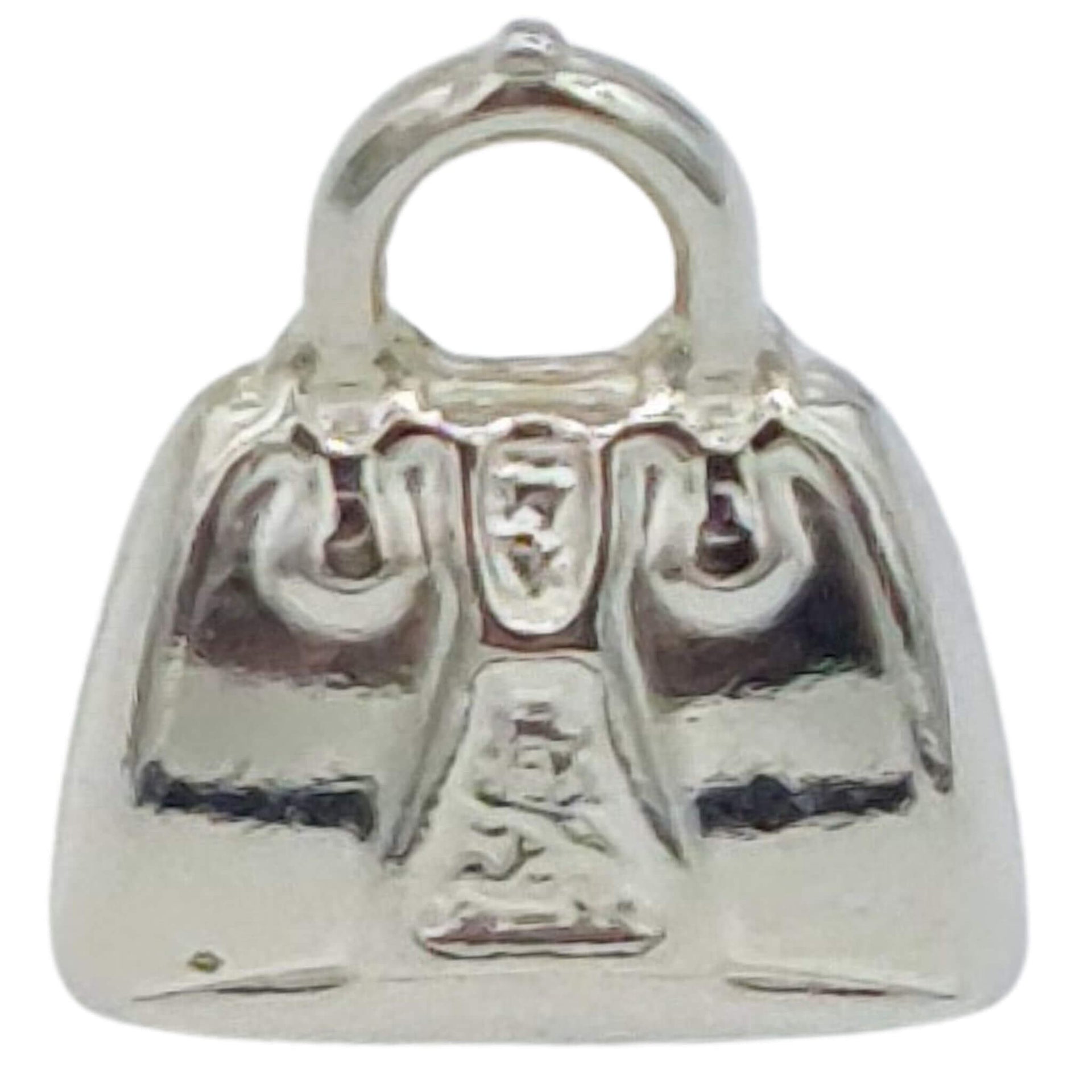 Charm maleta-bolso colgante en plata de ley. Mide 12 mm de ancho. Ideal para combinar con una cadena de plata o colgar de una pulsera de plata.