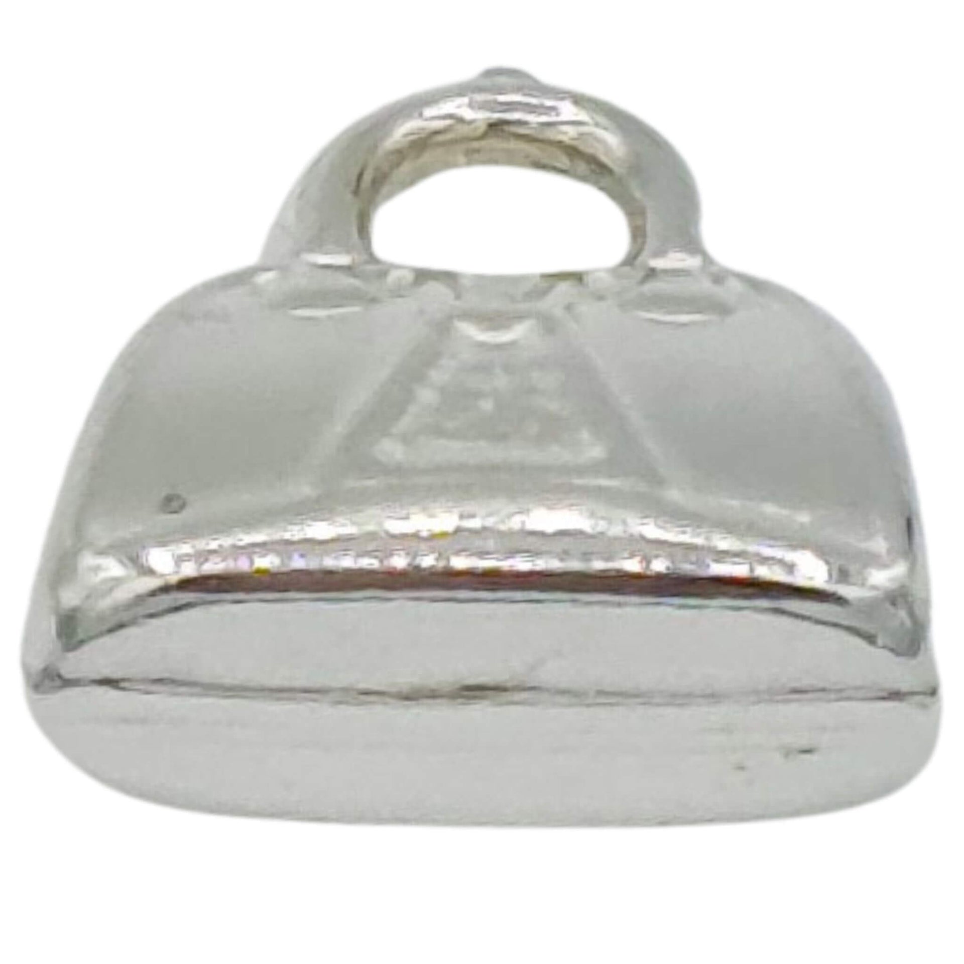 Charm maleta-bolso colgante en plata de ley. Mide 12 mm de ancho. Ideal para combinar con una cadena de plata o colgar de una pulsera de plata.