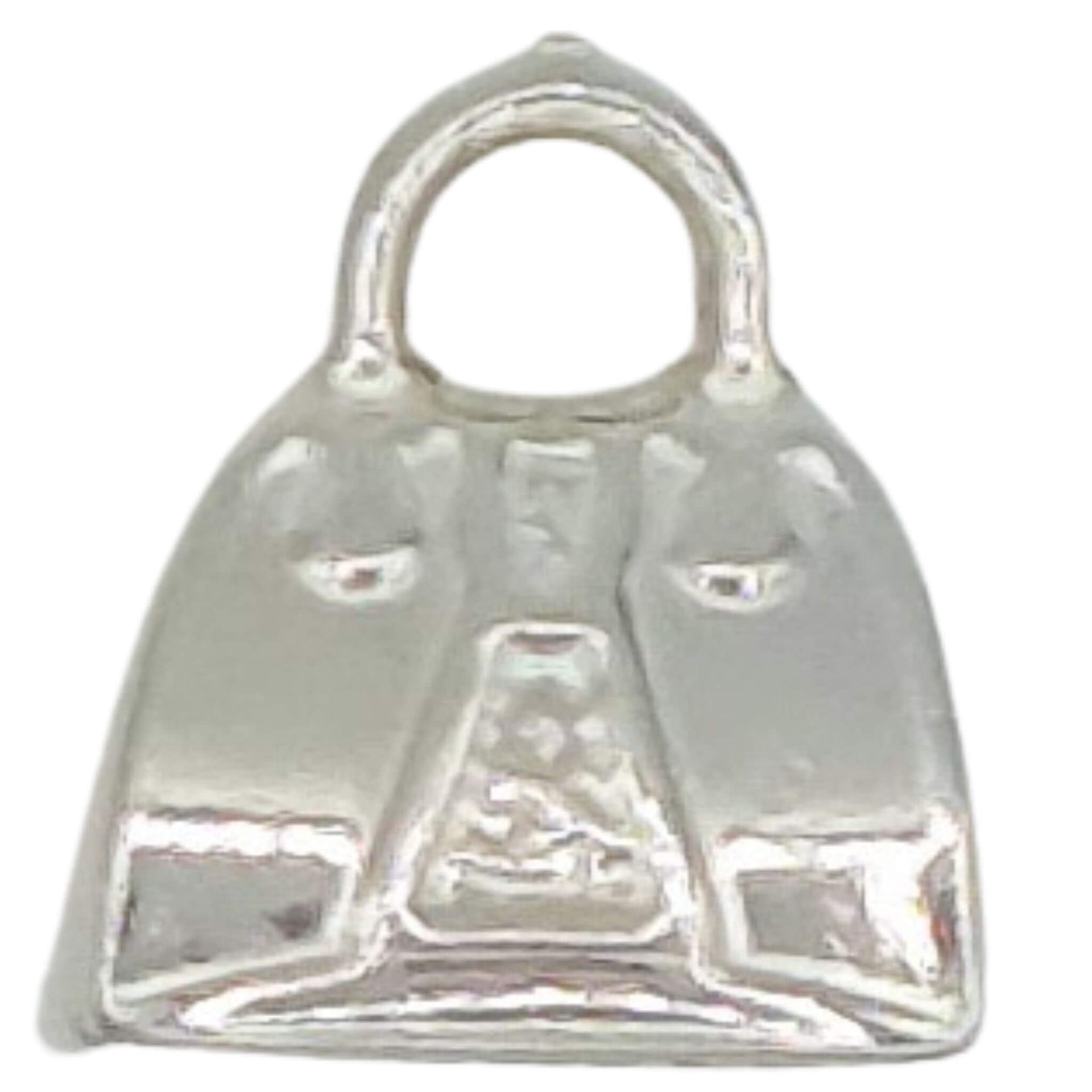 Charm maleta-bolso colgante en plata de ley. Mide 12 mm de ancho. Ideal para combinar con una cadena de plata o colgar de una pulsera de plata.