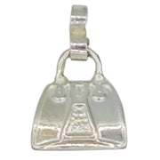 Charm maleta-bolso colgante en plata de ley. Mide 12 mm de ancho. Ideal para combinar con una cadena de plata o colgar de una pulsera de plata.