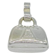 Charm maleta-bolso colgante en plata de ley. Mide 12 mm de ancho. Ideal para combinar con una cadena de plata o colgar de una pulsera de plata.