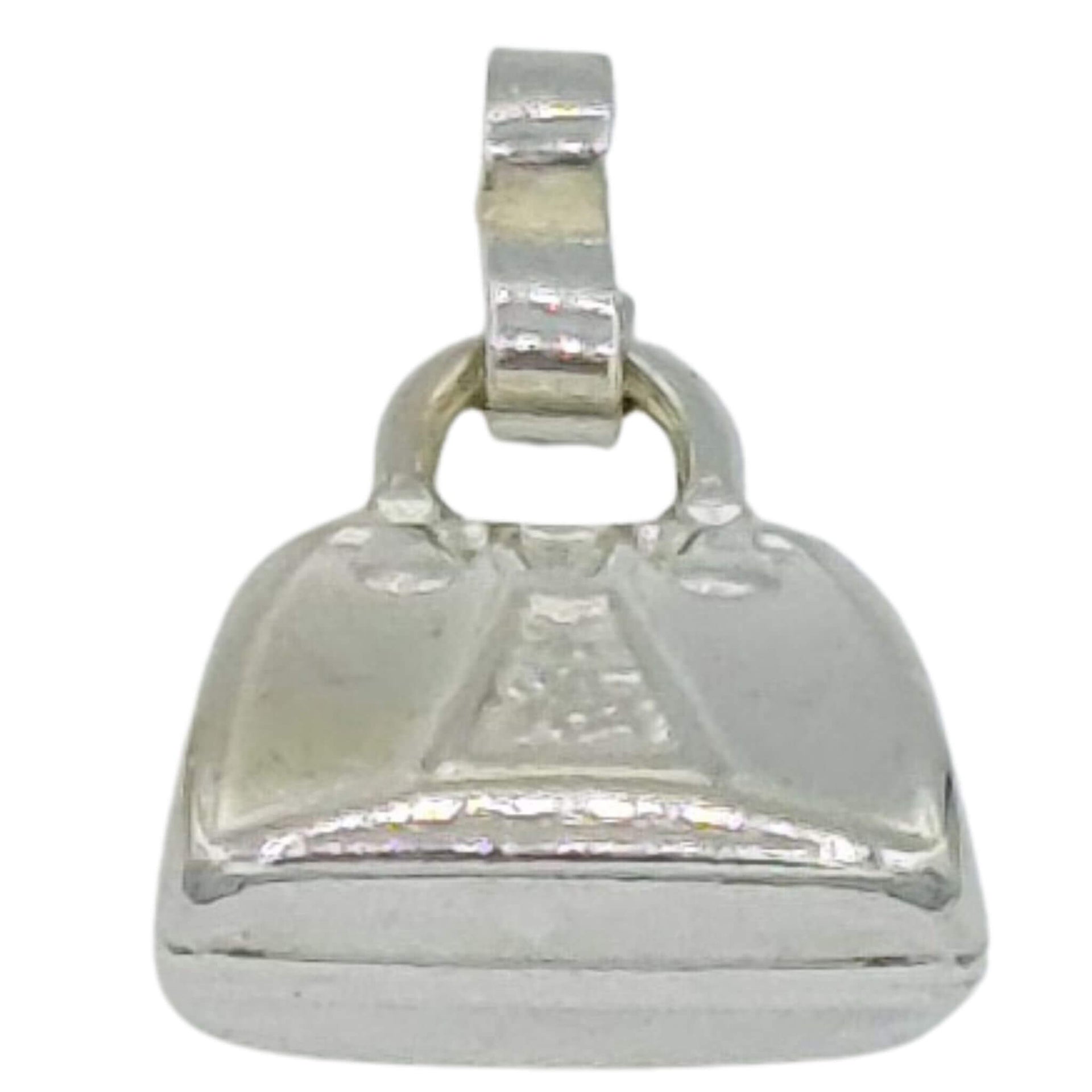 Charm maleta-bolso colgante en plata de ley. Mide 12 mm de ancho. Ideal para combinar con una cadena de plata o colgar de una pulsera de plata.