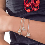 Charm maleta-bolso colgante en plata de ley. Mide 12 mm de ancho. Ideal para combinar con una cadena de plata o colgar de una pulsera de plata.