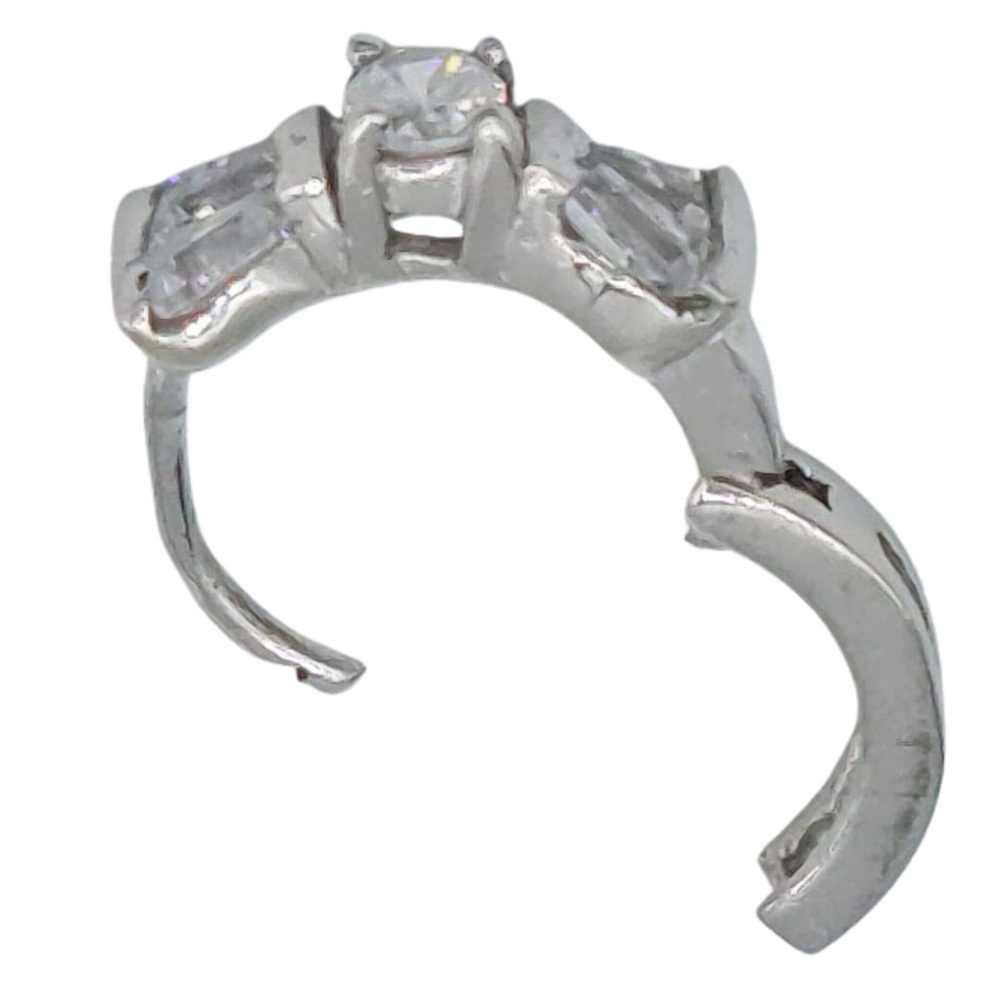 Charm en plata y circonita en forma de anillo de pedida de 15 mm de diámetro. Puede servir como pendiente único o charm colgante para una pulsera o collar. Cierre tipo catalán a presión.