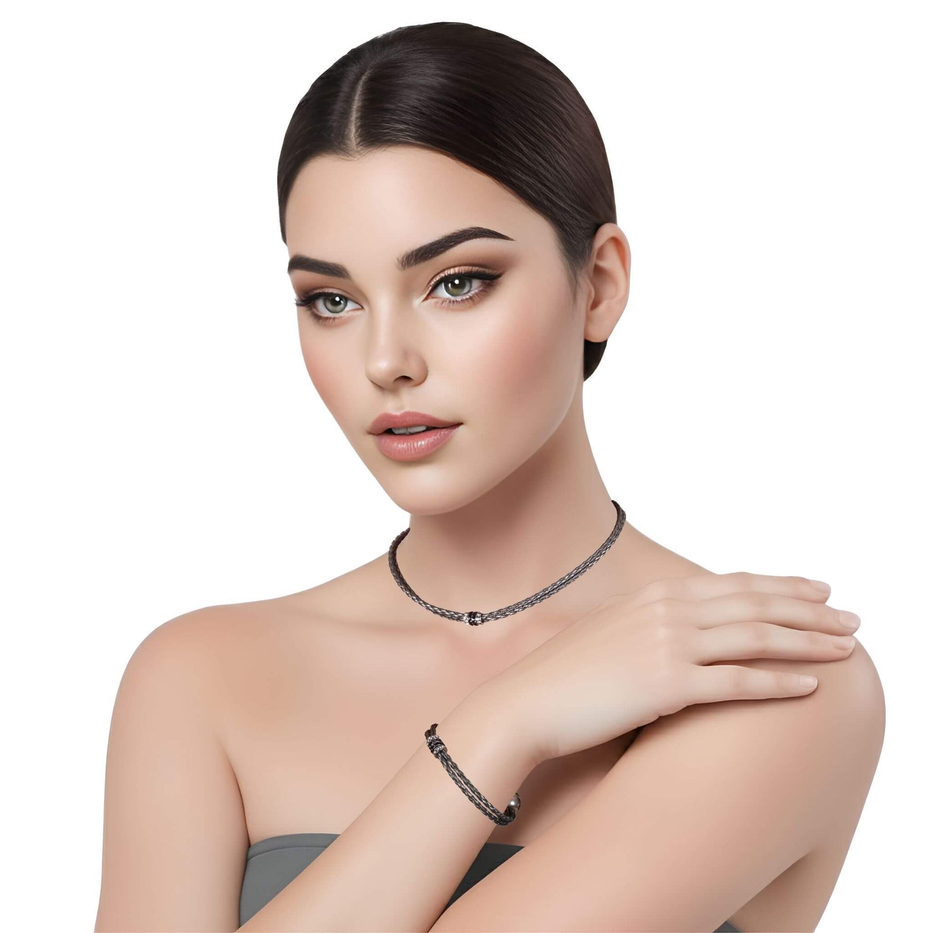 Set de pulsera y collar  de cuero sintético trenzado gris y rondelles de strass