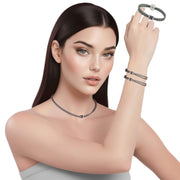 Set de pulsera y collar  de cuero sintético trenzado gris y rondelles de strass