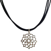 Collar de cuero y colgante flor de plata de ley