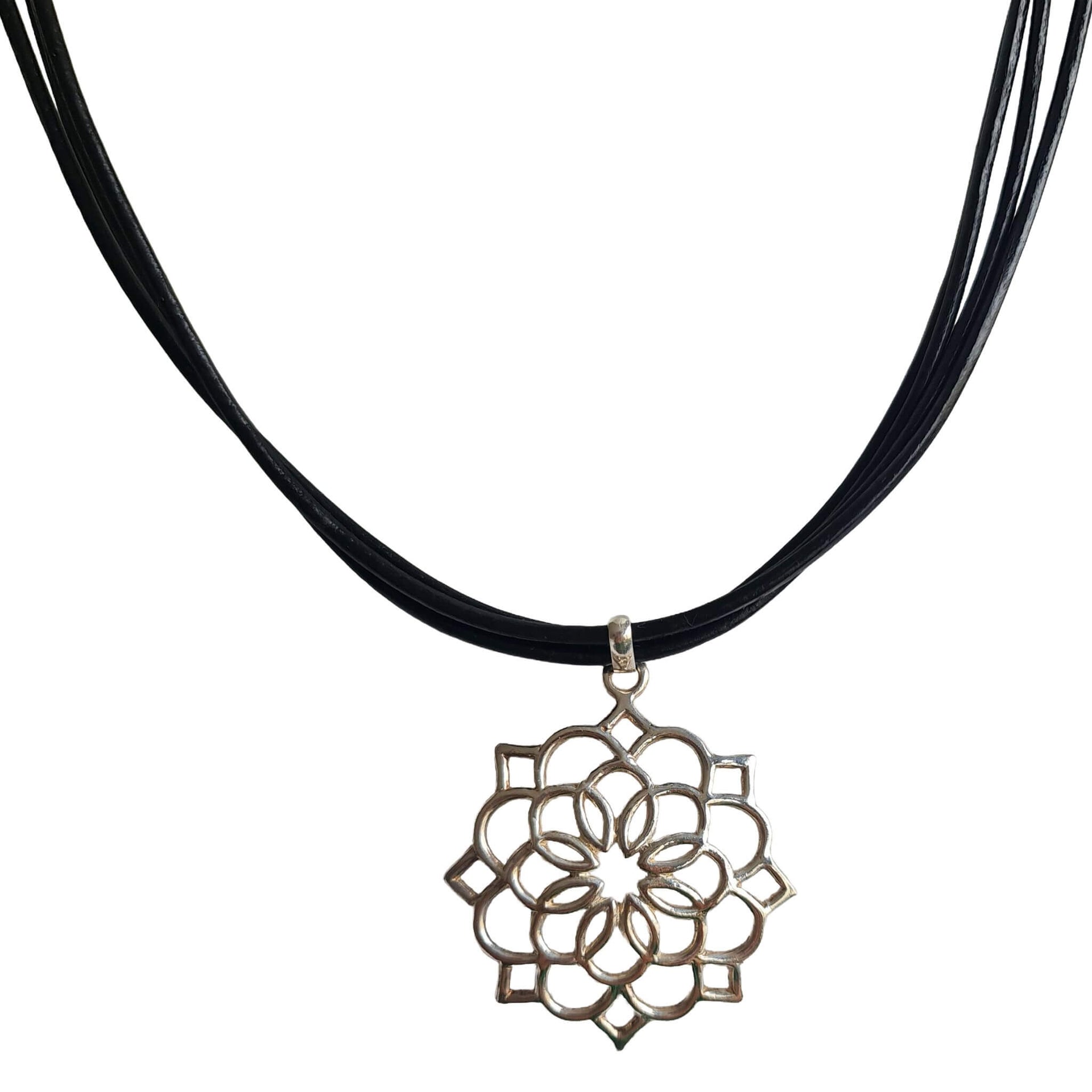 Collar de cuero y colgante flor de plata de ley