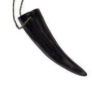 Collar colgante con cuerno natural de vaca marrón oscuro