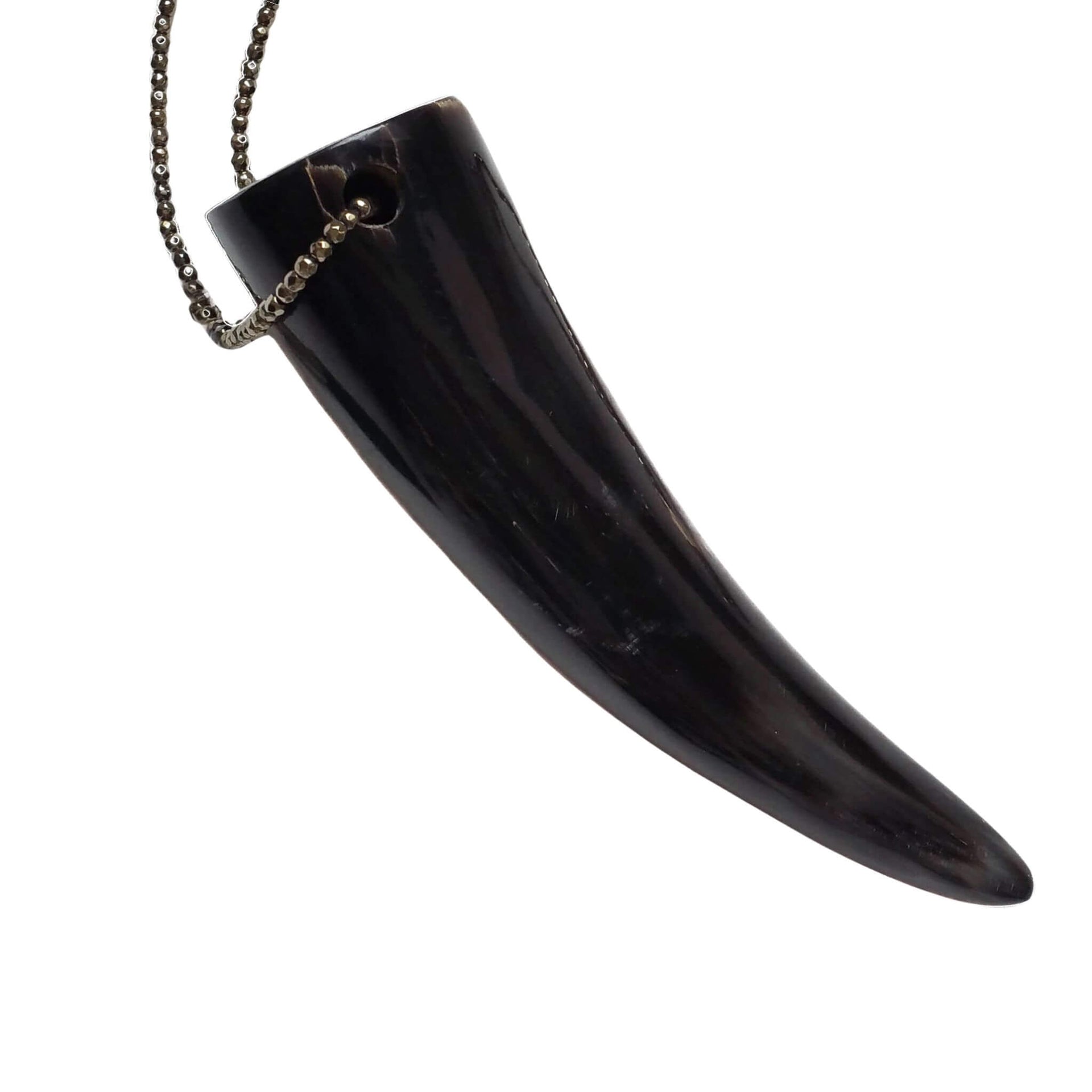 Collar colgante con cuerno natural de vaca marrón oscuro