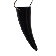 Collar colgante con cuerno natural de vaca marrón oscuro
