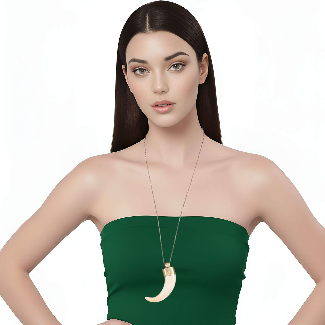 Colgante cuerno de jabalí en tono blanco roto con pieza dorada