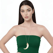 Colgante cuerno de jabalí en tono blanco roto con pieza dorada