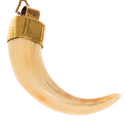 Colgante cuerno de jabalí en tono blanco roto con pieza dorada