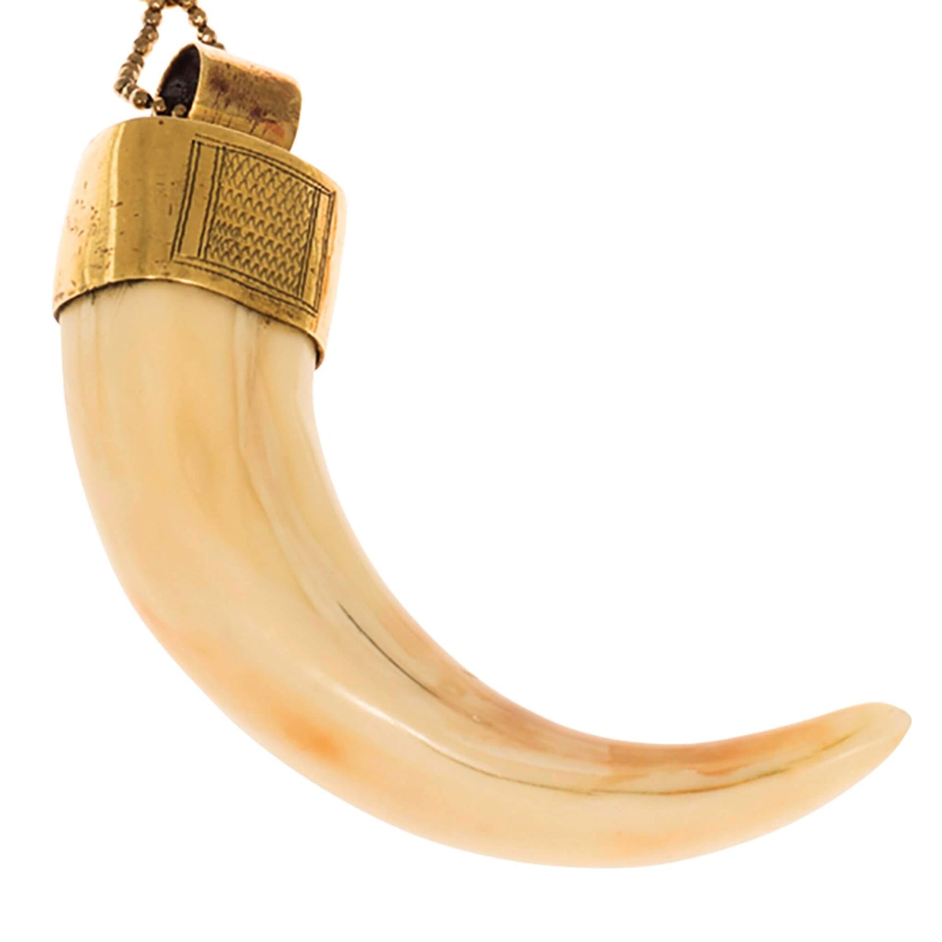 Colgante cuerno de jabalí en tono blanco roto con pieza dorada