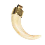 Colgante cuerno de jabalí en tono blanco roto con pieza dorada