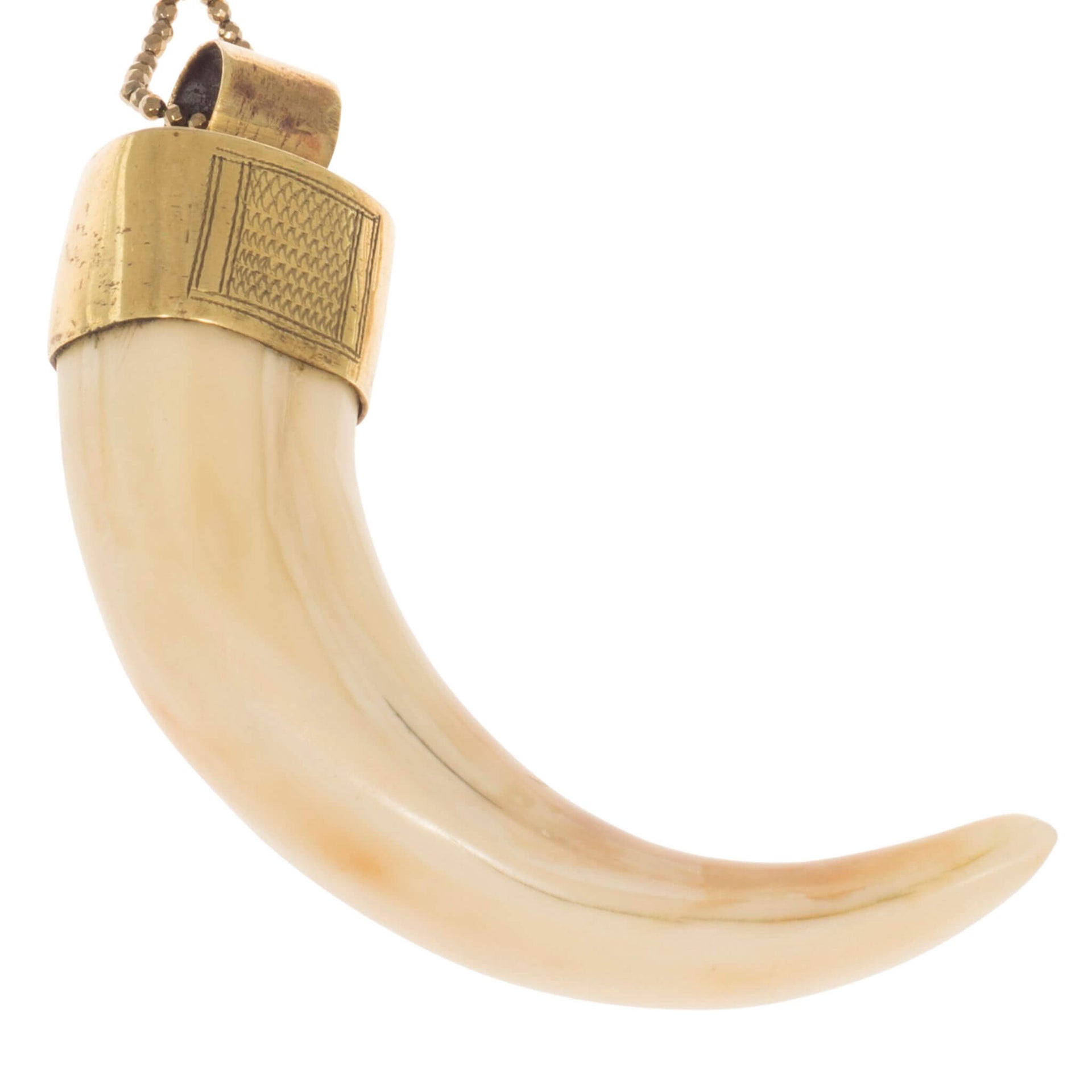 Colgante cuerno de jabalí en tono blanco roto con pieza dorada