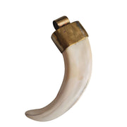 Colgante cuerno de jabalí en tono blanco roto con pieza dorada