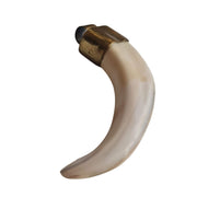 Colgante cuerno de jabalí en tono blanco roto con pieza dorada