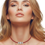 Collar gargantilla de cuero rojo y brillantes de cristal blanco