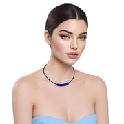 Collar gargantilla de cuero negro y tubo de strass azulón 