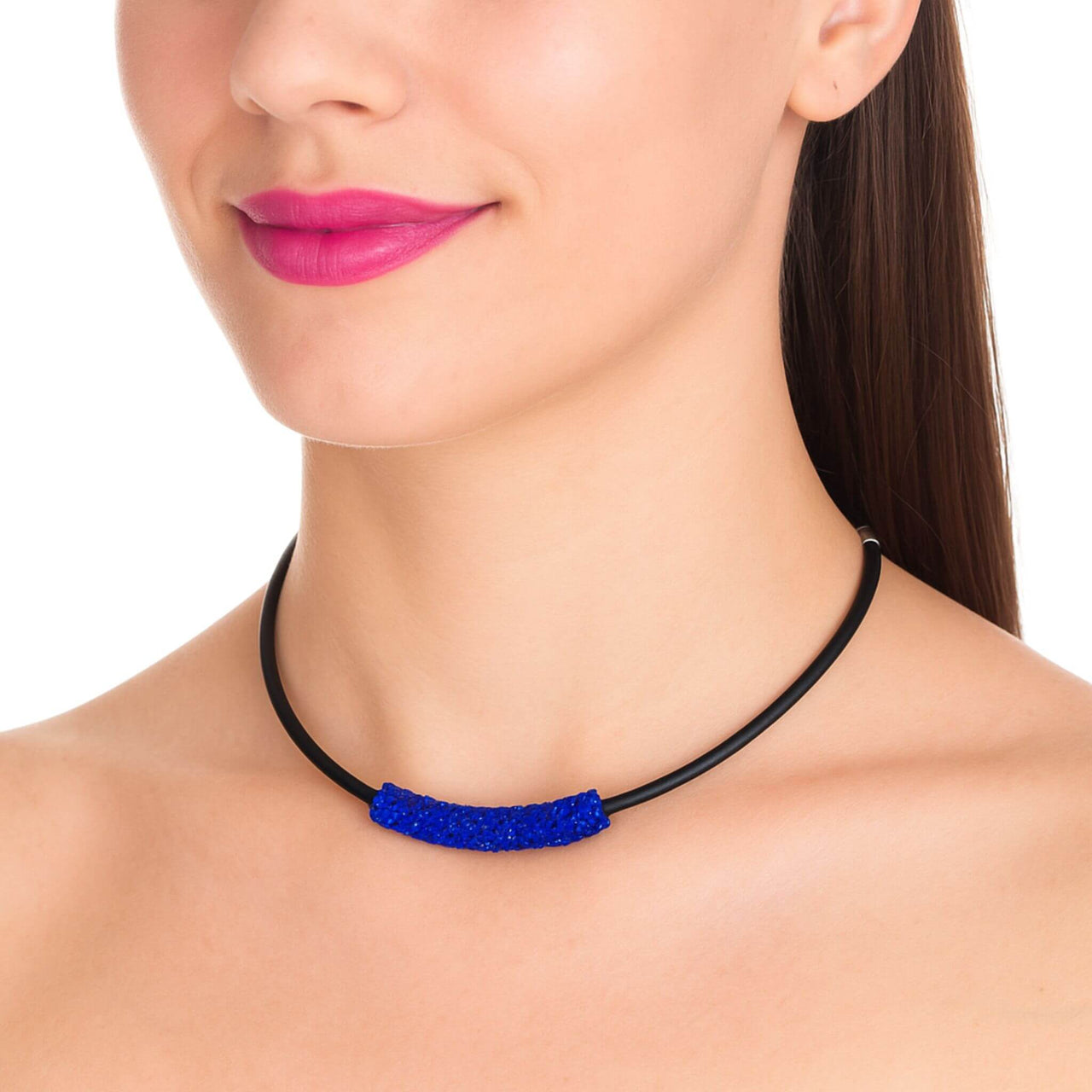 Collar gargantilla de cuero negro y tubo azulón