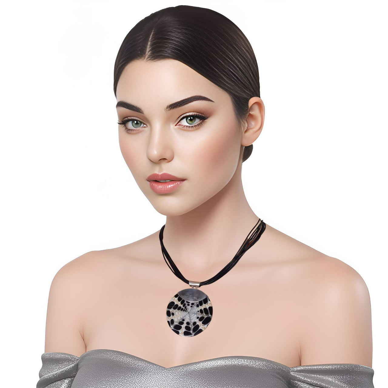 Collar de cuero negro y medallón de nácar y plata