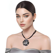Collar de cuero negro y medallón de nácar y plata
