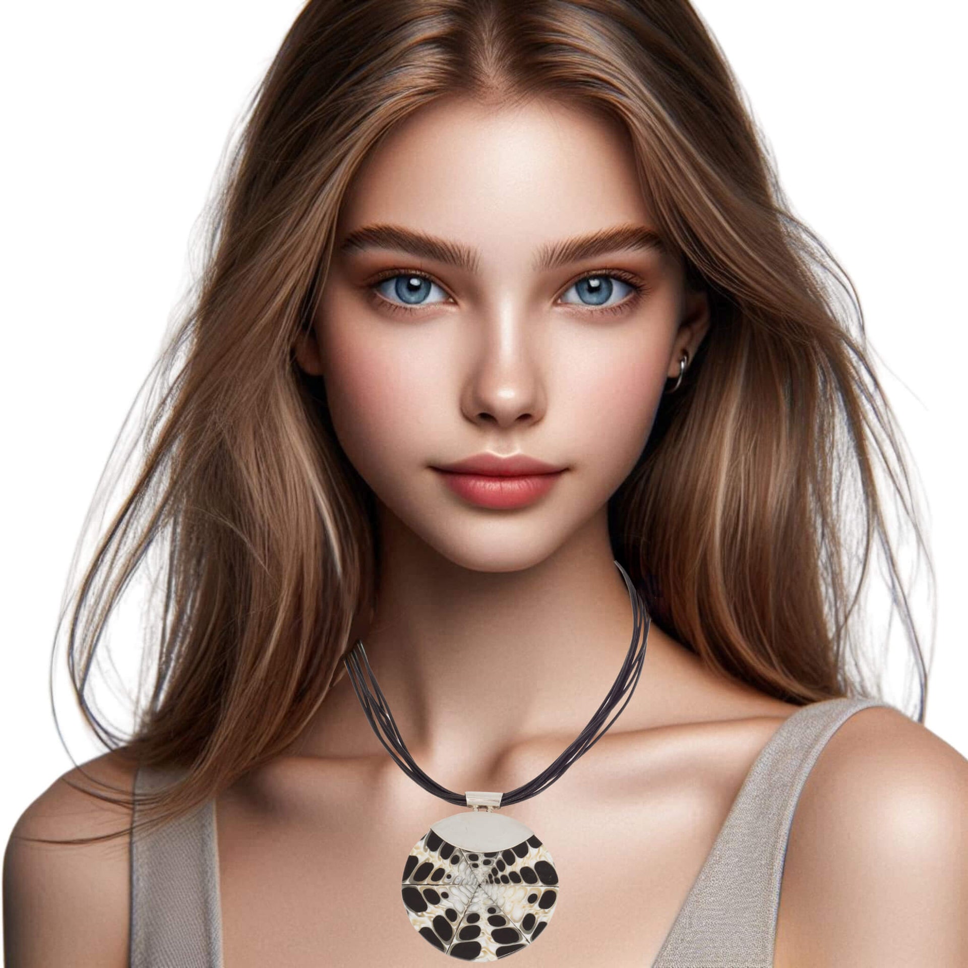 Collar de cuero negro y medallón de nácar y plata