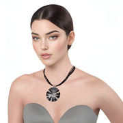 Collar de cuero negro y medallón de nácar y plata
