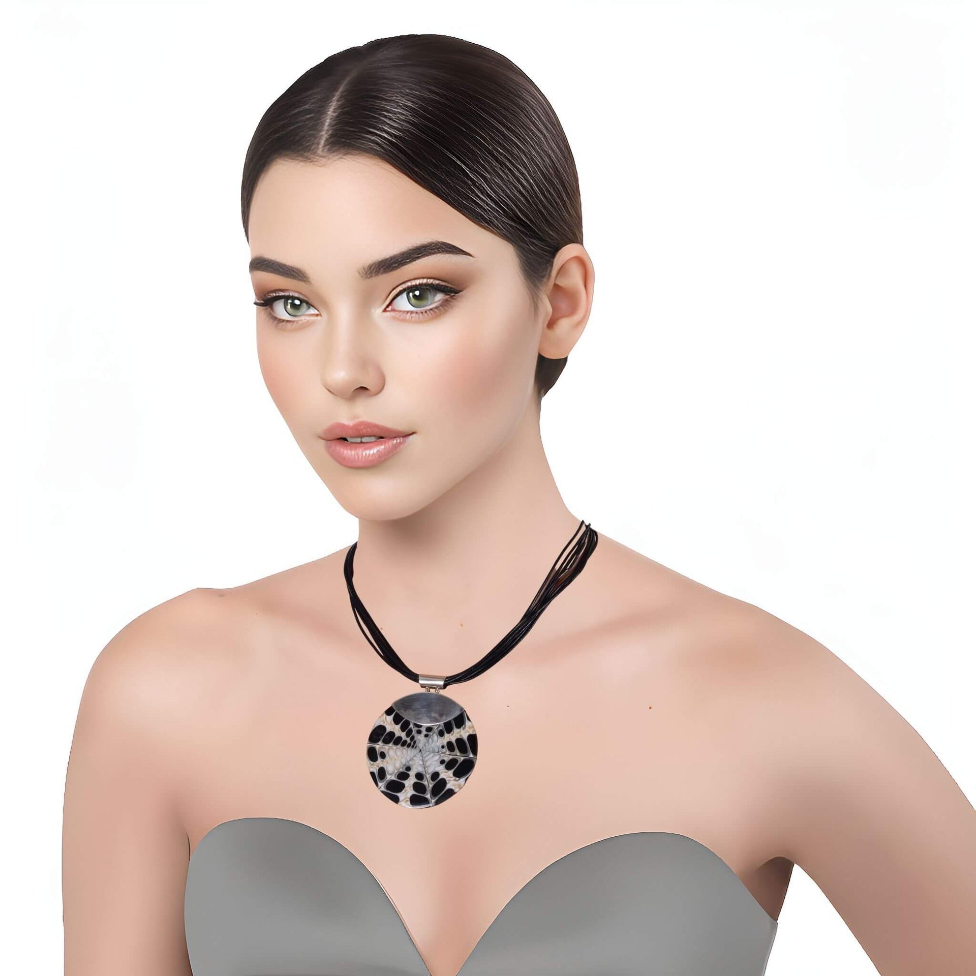 Collar de cuero negro y medallón de nácar y plata