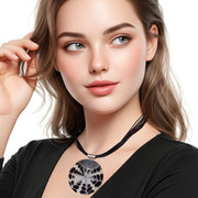 Collar de cuero negro y medallón de nácar y plata