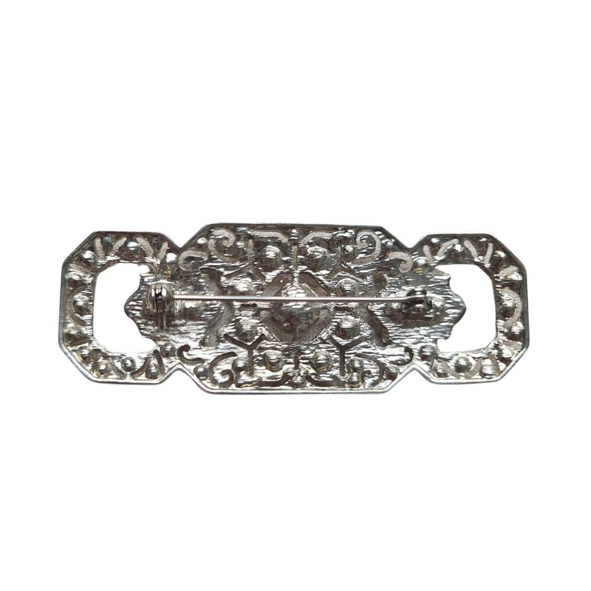Broche alargado rectangular plateado con brillantes blancos 