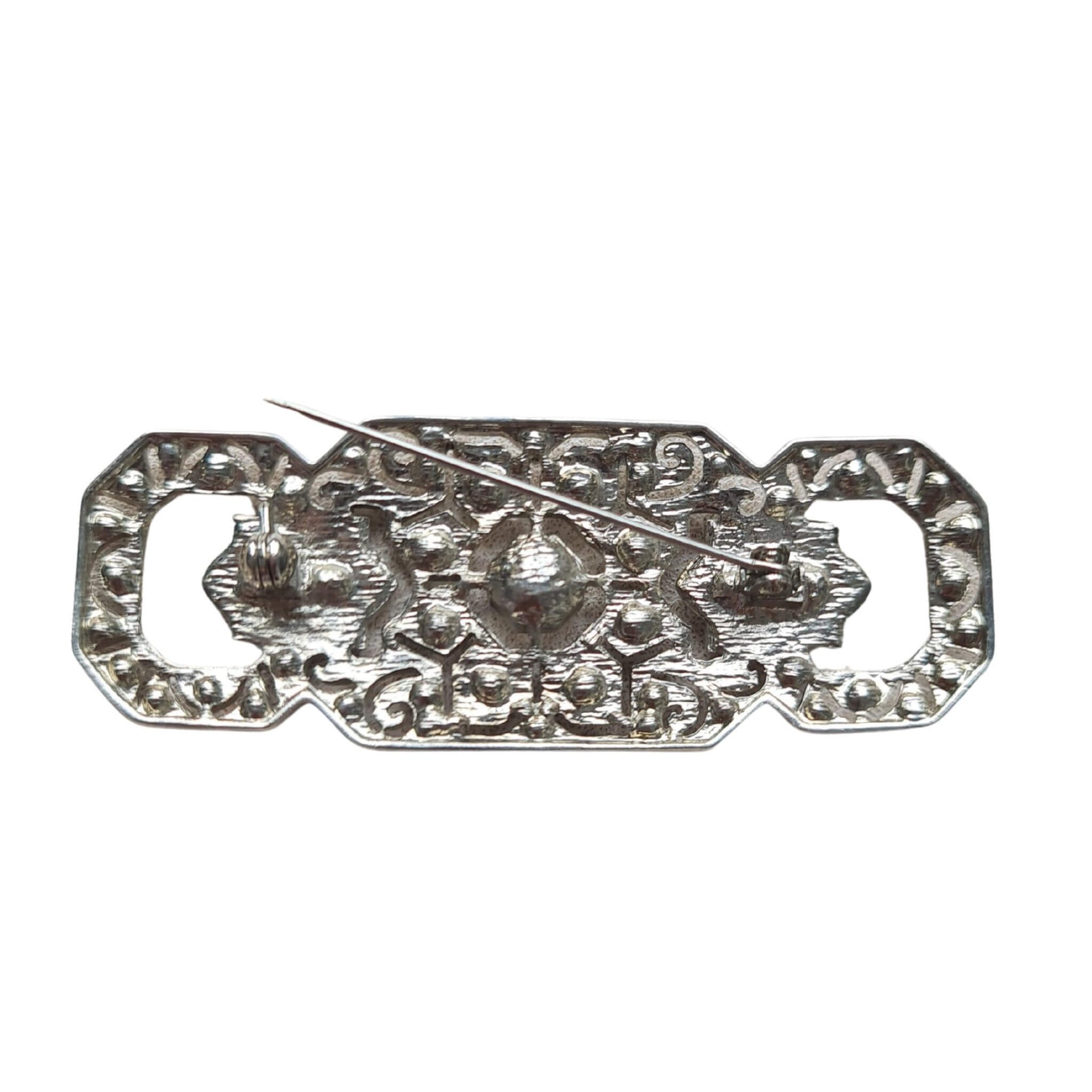 Broche alargado rectangular plateado con brillantes blancos 