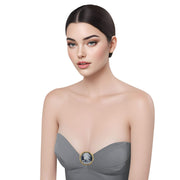 Broche-colgante camafeo redondo en metal dorado. Figura mujer color crema con fondo gris. Rodeado de brillantes de strass. Diámetro de 4,5 cm. Se puede usar como colgante.