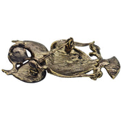 Broche colgante  buho de metal dorado y brillantes de strass en color rojo. Trasera en color oro viejo con alfiler y seguro. Además del alfiler habitual, lleva una pieza que permite usarlo como colgante. Mide 6 cm de largo x 3 cm de ancho.