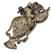 Broche colgante  buho de metal dorado y brillantes de strass en color rojo. Trasera en color oro viejo con alfiler y seguro. Además del alfiler habitual, lleva una pieza que permite usarlo como colgante. Mide 6 cm de largo x 3 cm de ancho.