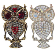 Broche buho colgante de metal dorado y brillantes de strass en color blanco. Trasera en color oro viejo con alfiler y seguro. Puede usarse también como colgante con una cadena ya que lleva una argolla en la parte superior. Mide 6 cm de largo x 3 cm de ancho.