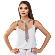 Collar de cadenas metálicas y lágrimas rosas colgantes