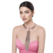 Collar de cadenas metálicas y lágrimas rosas colgantes