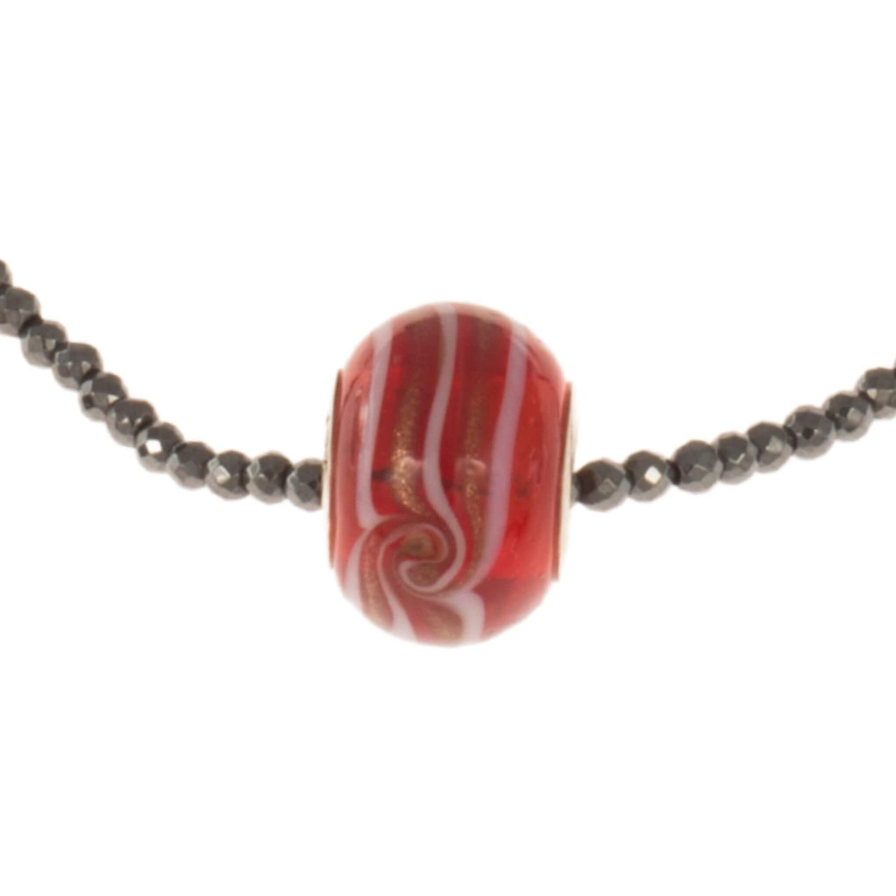 Collar de hematite negro y pieza central de cristal de murano rojo