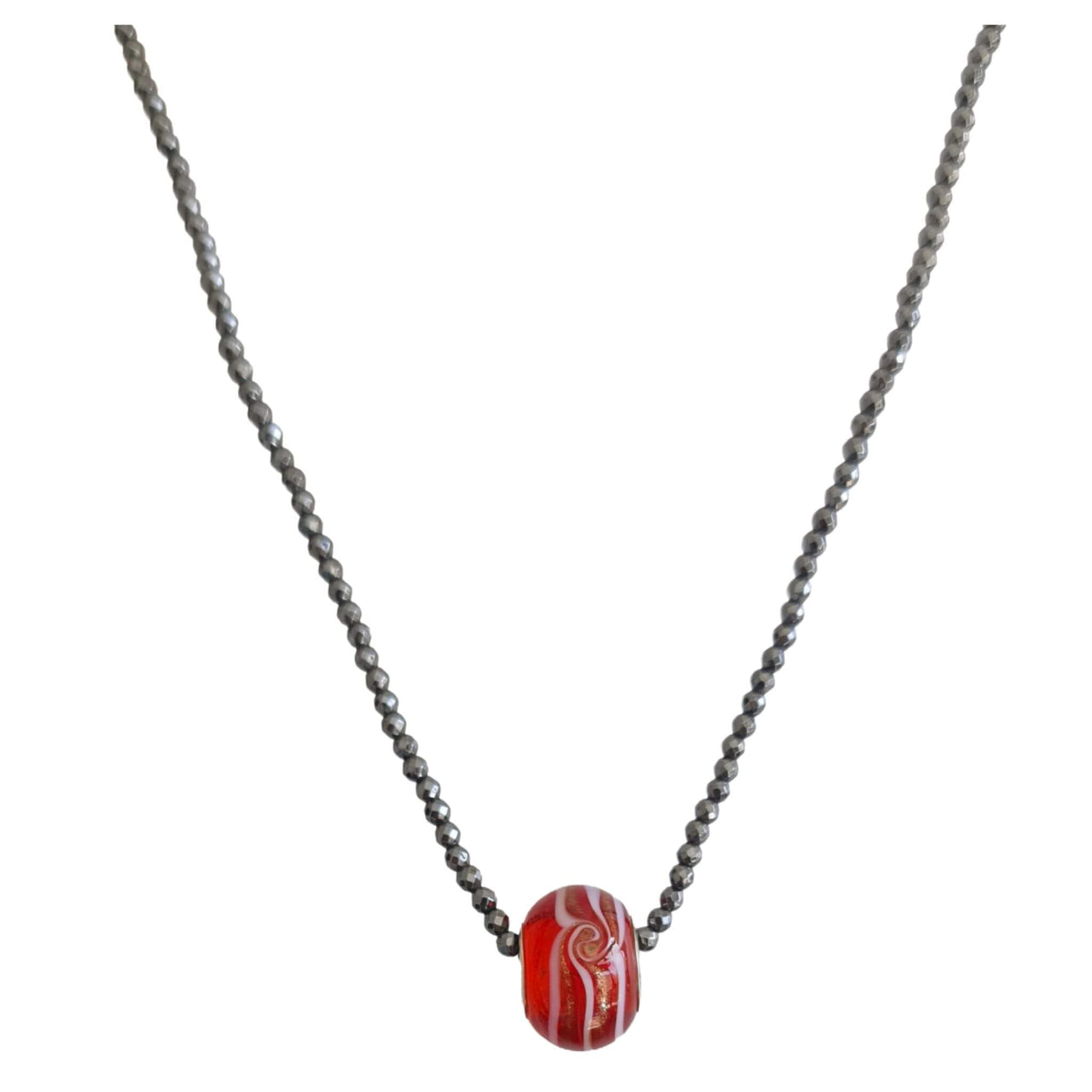 Collar de hematite negro y pieza central de cristal de murano rojo