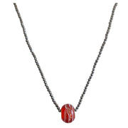 Collar de hematite negro y pieza central de cristal de murano rojo
