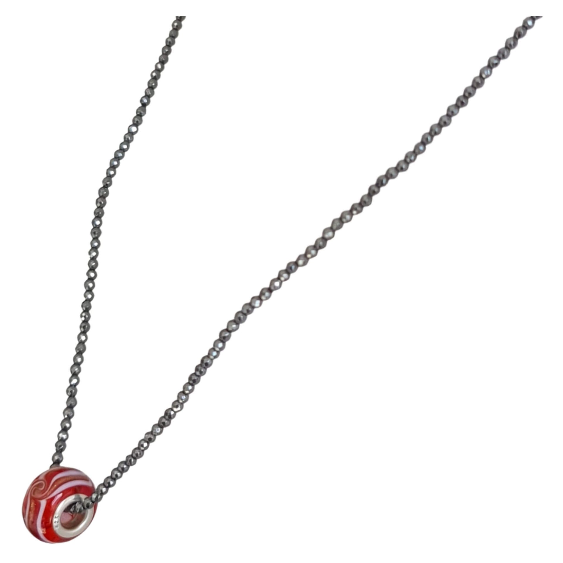Collar de hematite negro y pieza central de cristal de murano rojo