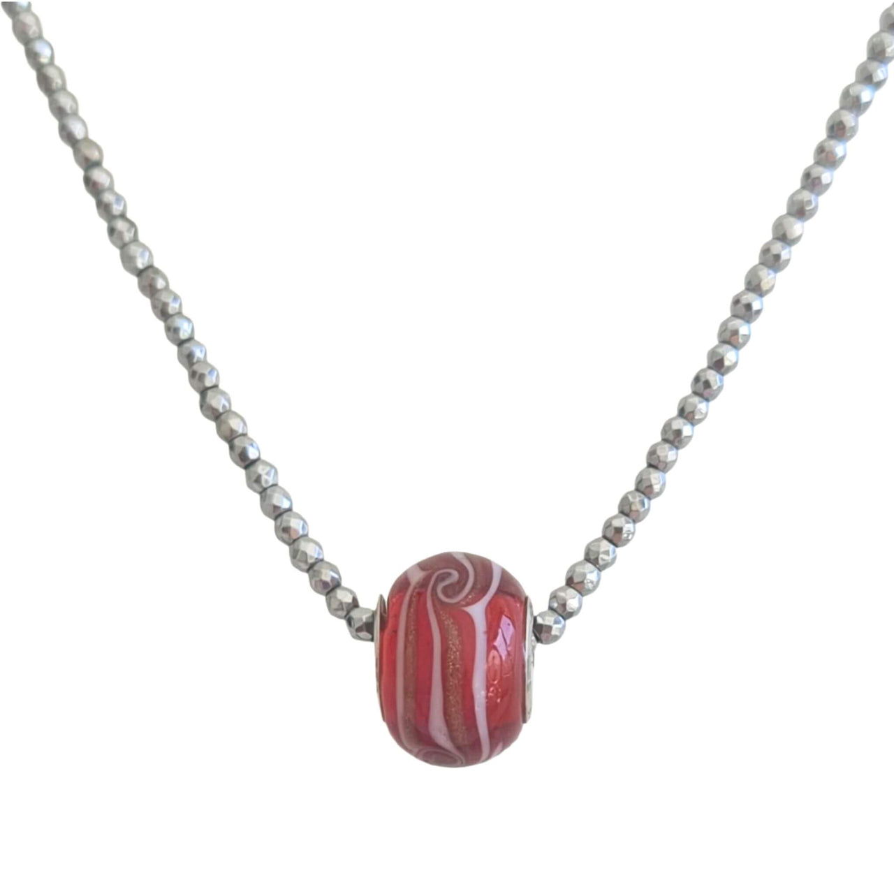  Collar de hematite plata y pieza central de cristal de murano rojo