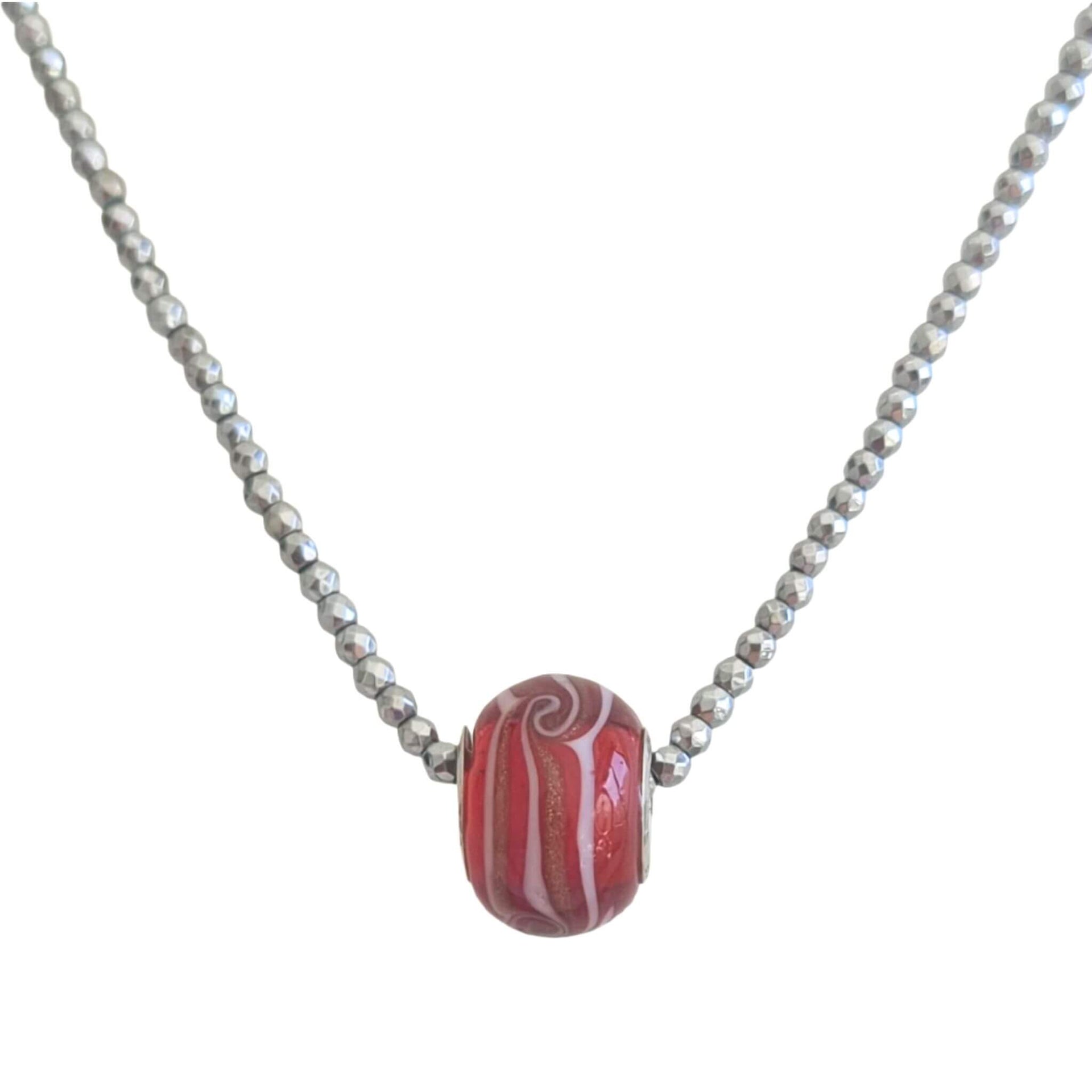 Collar de hematite plata y pieza central de cristal de murano rojo