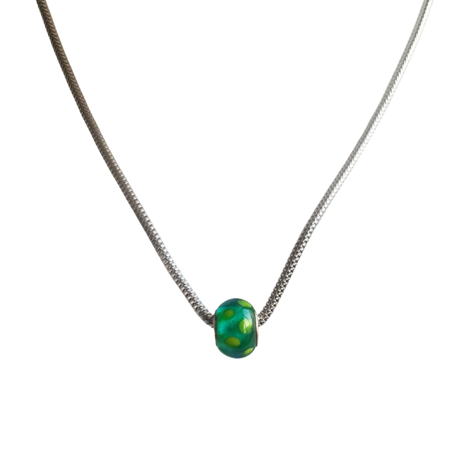 Collar charm colgante de plata de ley con cristal de murano verde con puntitos